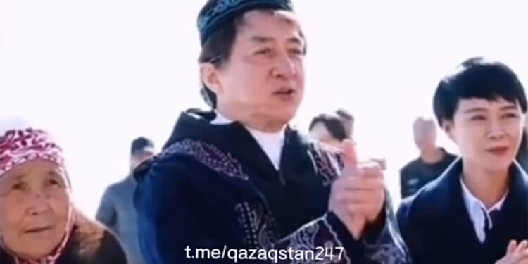 Джеки Чан в национальном чапане подпевает песне на казахском языке