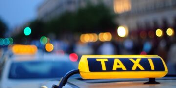 С 1 июля курьеры и таксисты в Казахстане будут обязаны платить налоги