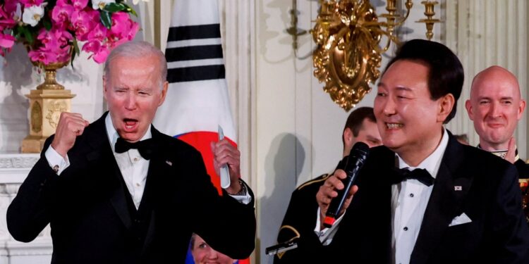 Президент Южной Кореи спел для Байдена в Белом Доме (видео)