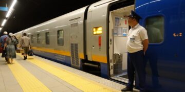 Экс-начальник поезда обвинил в вымогательстве блогера из Семея