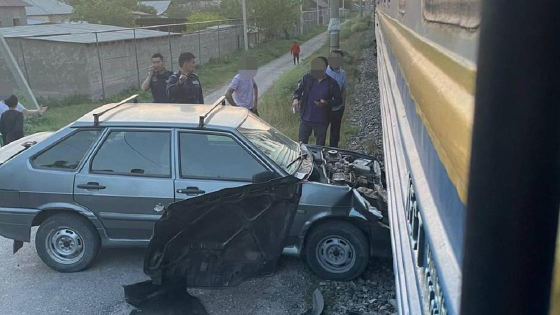 Помеха слева: туркестанец пожалел что припарковался на рельсах