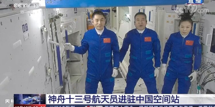 Первый онлайн звонок в космос состоялся между казахстанскими студентами и с космонавтами "Шэньчжоу-15"