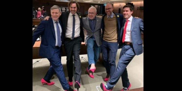 Канадских политики разгуливали на каблуках розового цвета по парламенту (видео)