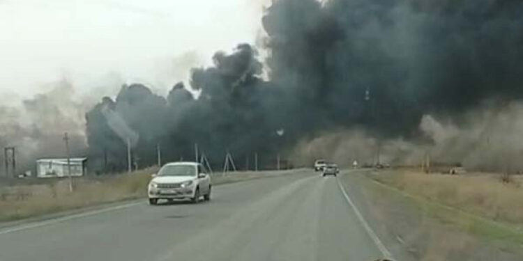 Пожар на бывшем битумном заводе напугал костанайцев (видео)