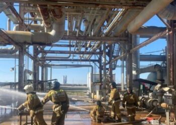 Четыре человека обгорели при пожаре на газоперерабатывающем заводе в Актобе