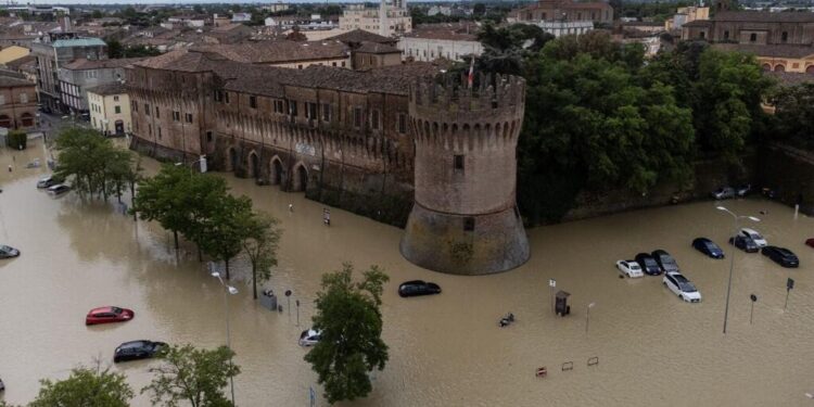 Самое крупное за 100 лет наводнение происходит в Италии