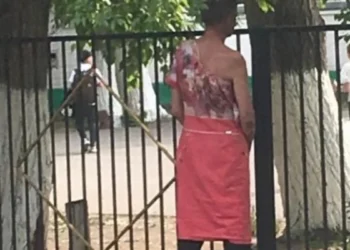 Странный мужчина в платье наблюдал за детьми в Павлодаре