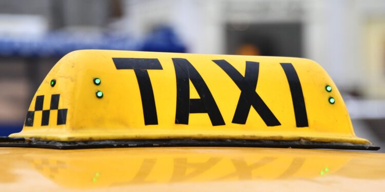 В Алматы арестовали таксиста, прокатившего туристов на 800 долларов