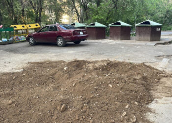 Машина провалилась в мусорную яму в Алматы (Видео)