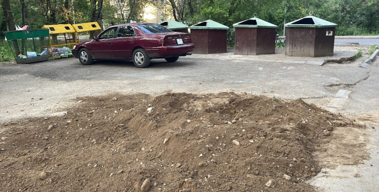 Машина провалилась в мусорную яму в Алматы (Видео)