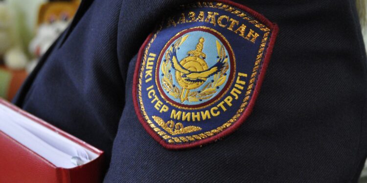 Четверть казахстанских взяточников служит во внутренних органах - эксперты