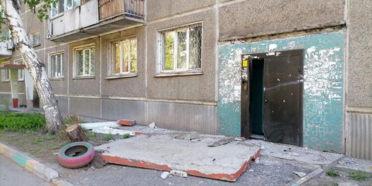 Мужчина уснул за рулем и снёс козырёк подъезда в Усть-Каменогорске