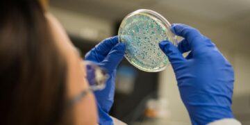 Искусственный интеллект создал антибиотик, который убивает супербактерии