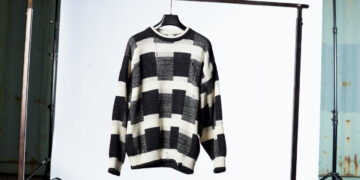Поношенный свитер продается в одном из ТРЦ Алматы за 10 млн тенге