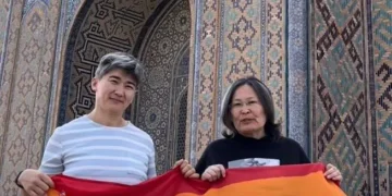 ЛГБТ флаг перед мавзолеем Ходжи Ахмеда Ясави шокировал туркестанцев