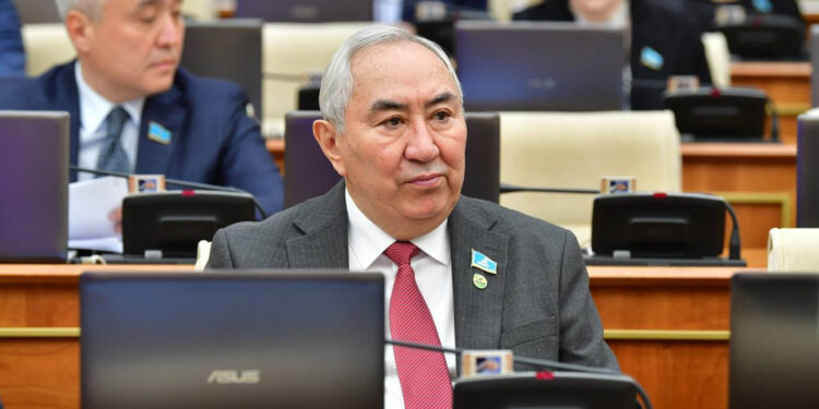 Я его не знаю: Жигули Дайрабаев высказался о заявившем на его сыновей мужчине