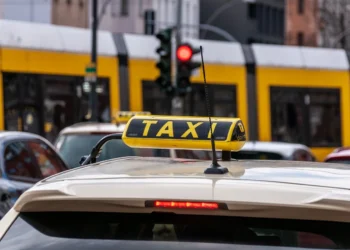 Алматинский таксист довёз иностранца за 400 евро (видео)
