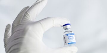 В США отменят обязательную вакцинацию от COVID-19 для госслужащих и иностранцев