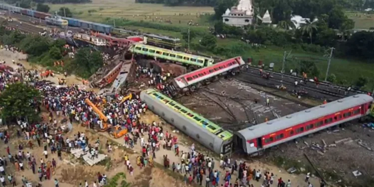 Железнодорожная катастрофа в Индии: почти 300 человек погибли