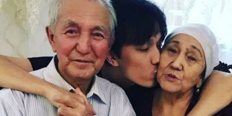 Димаш Кудайберген опубликовал трогательную благодарность покойному дедушке