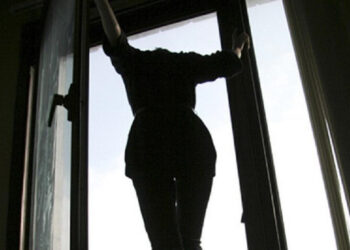 Женщина с ребенком покончила с собой, выпрыгнув из окна 12 этажа в Астане