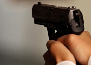Мужчина в белом комбинезоне и с игрушечным пистолетом ограбил микрофинансовую организацию в ЗКО (Видео)
