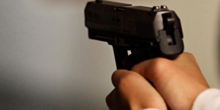 Мужчина в белом комбинезоне и с игрушечным пистолетом ограбил микрофинансовую организацию в ЗКО (Видео)