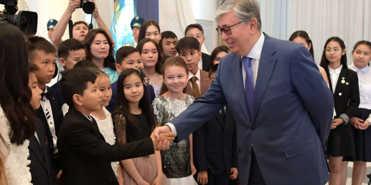 Президент поздравил казахстанцев с 1 июня