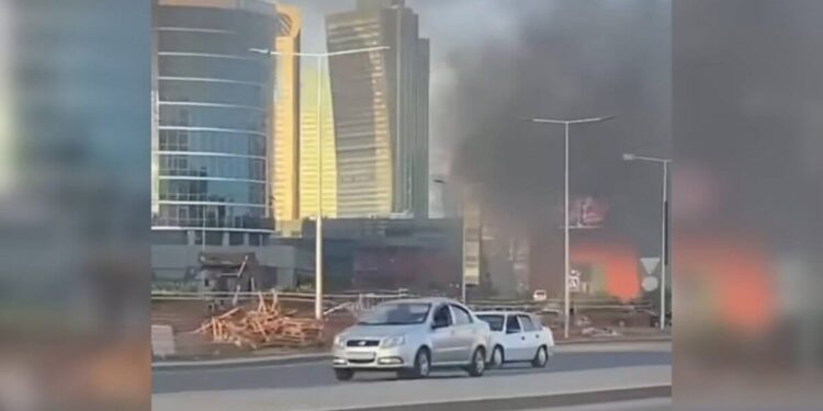 Пожар вспыхнул в торговом центре в Астане (Видео)