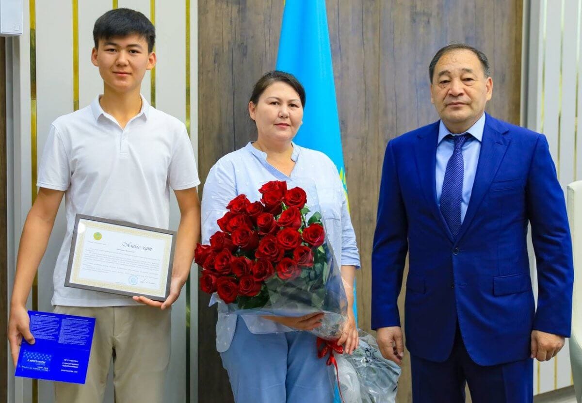 Школьник переплыл реку Илек и спас ребенка, передает Neonomad.kz. Колканат Баккул, ученик девятого класса, спас тонущего ребенка. Он вытащил пострадавшего из воды и оказал первую медицинскую помощь.  Аким области Ералы Тугжанов вручил благодарственное письмо и ценный подарок Колканату. "Ты настоящий герой! Благодарю тебя за подвиг, а также твоих родителей, за воспитание настоящего батыра, неравнодушного гражданина нашей страны", – сказал Ералы Тугжанов. Мама школьника поблагодарила акима за оказанное внимание. "Когда я только узнала об этом случае, то очень сильно испугалась, а сейчас горжусь нашим мальчиком", - поделилась Жаркынгуль Нурмуханова.