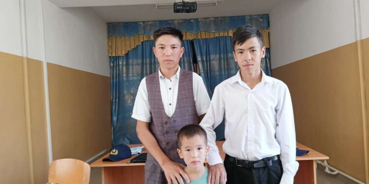 Подростки откачали чуть не утонувшего мальчика в Шымкенте