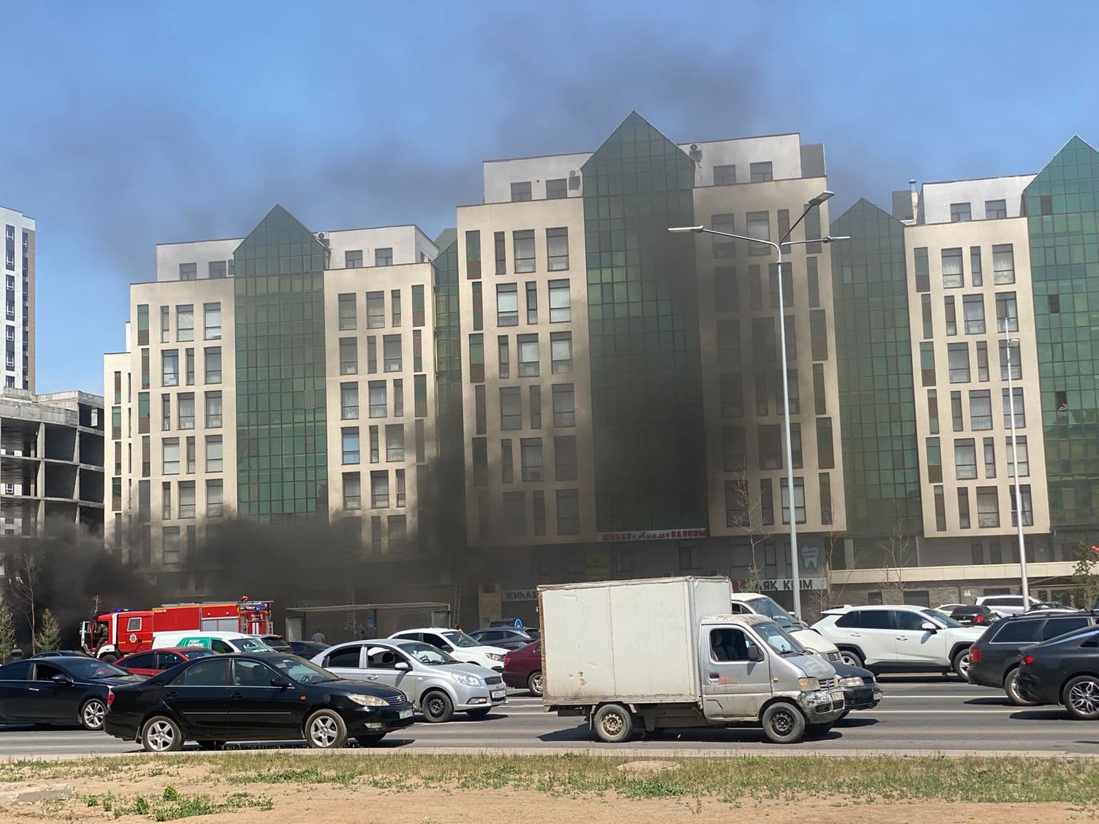 В столичном паркинге загорелась машина, жителей эвакуировали (Видео)