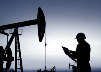 Казахстан продлит добровольное сокращение добычи нефти