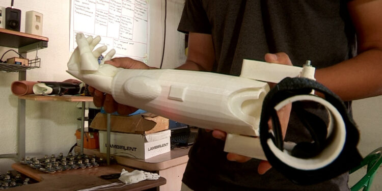 19-летний житель Шымкента создает детские бионические протезы у себя в гараже