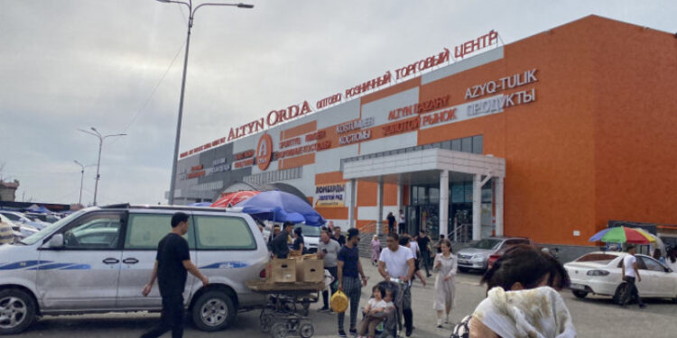 Власти начнут контролировать оборот денег на рынке «Алтын Орда» в Алматы