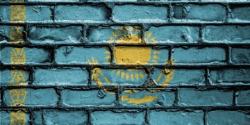 Казахстанцам позволят вывешивать государственный флаг из окон и балконов