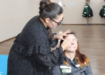 Осуждённых женщин в СКО научили профессиональному макияжу