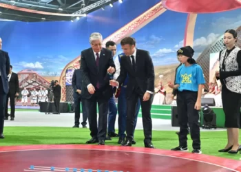 Президенты Казахстана и Франции сыграли в асыки