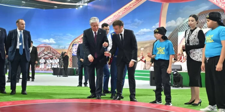 Президенты Казахстана и Франции сыграли в асыки