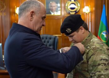 15-летний сын Кадырова получил пять золотых медалей и пришёл на награждение с золотым пистолетом
